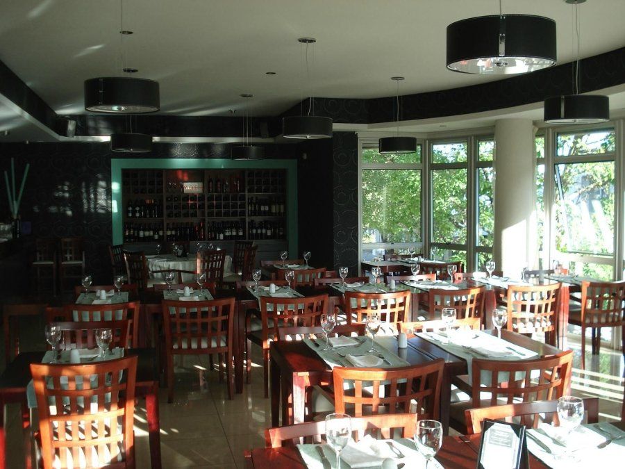 Crisis: empresario en alerta por la caída del consumo y pérdida de competitividad en hoteles y restaurantes de Paraná.