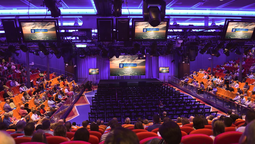 Royal Caribbean ofrece realizar eventos en uno de los teatros de nivel profesional.