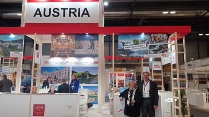 Rosa de la Fuente y Michael Martinek durante la presentación de Sato Tours en Fitur 2023.