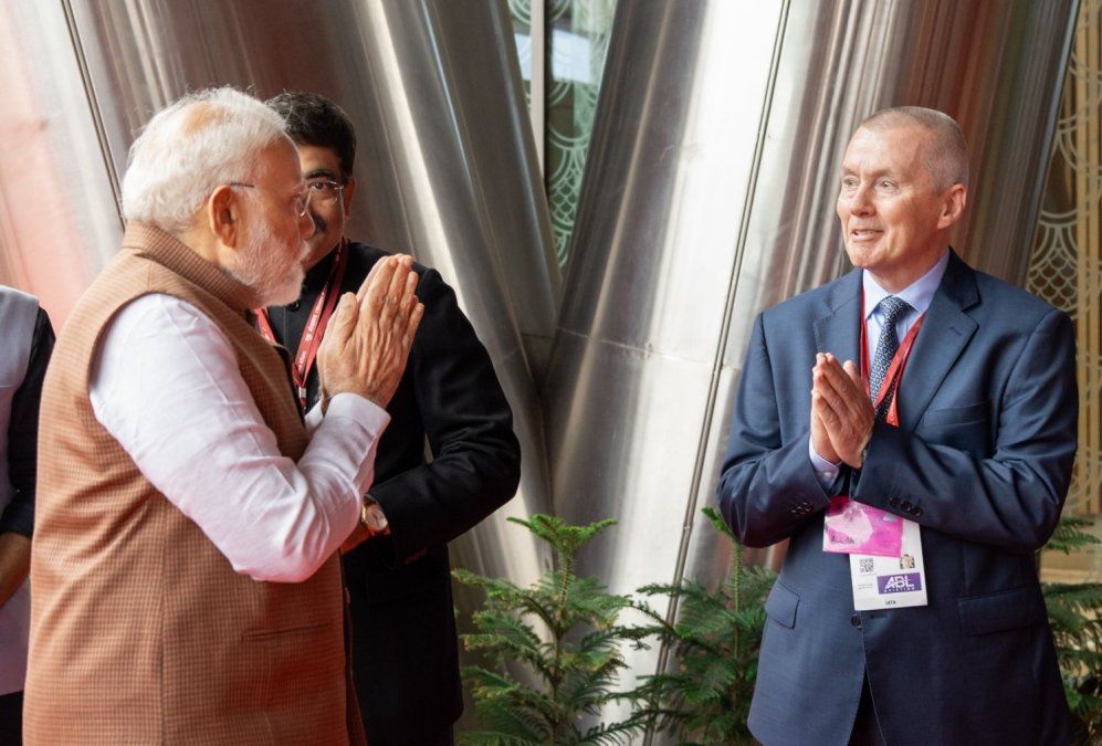 Narendra Modi, primer ministro de la India, saluda a Willie Walsh, CEO y director General de la IATA. Modi es hizo presente en la Asamblea General Anual de la Asociación