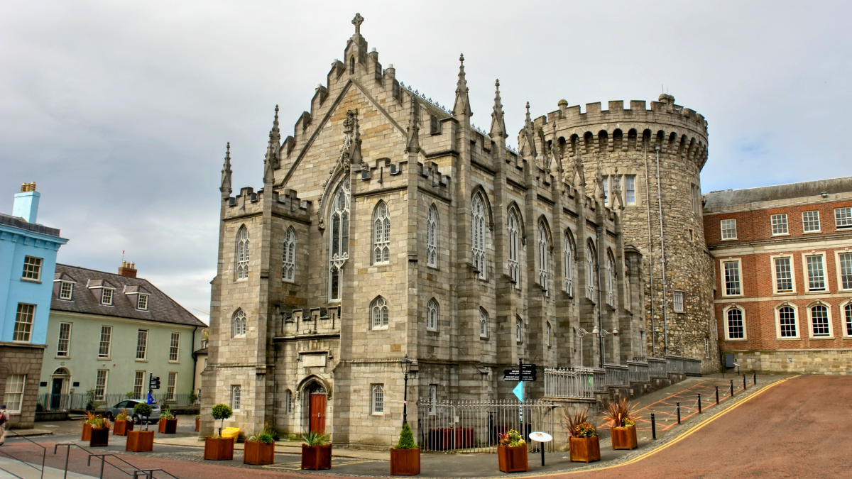 El castillo de Dublín se localiza en el corazón de su centro histórico.