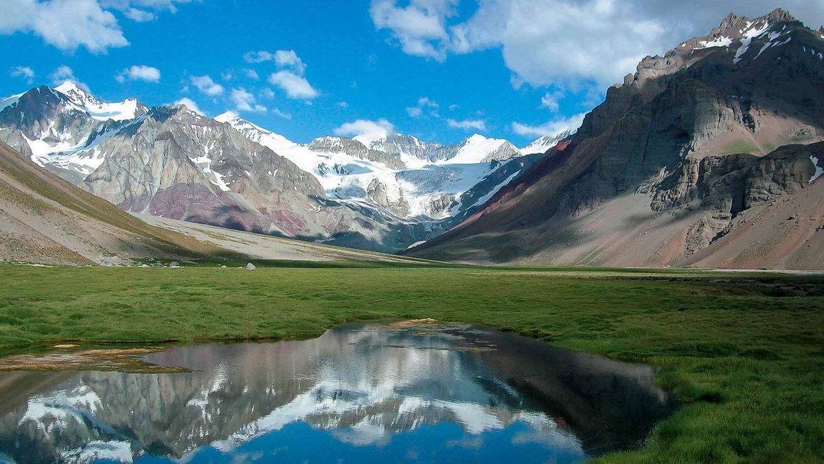El Parque Aconcagua y la cordillera mendocina destacan por sus paisajes imponentes, rutas escénicas y atractivos naturales como el Puente del Inca.