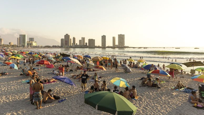 El balneario de Cavancha es el principal atractivo turístico de la ciudad de Iquique, Región de Tarapacá.
