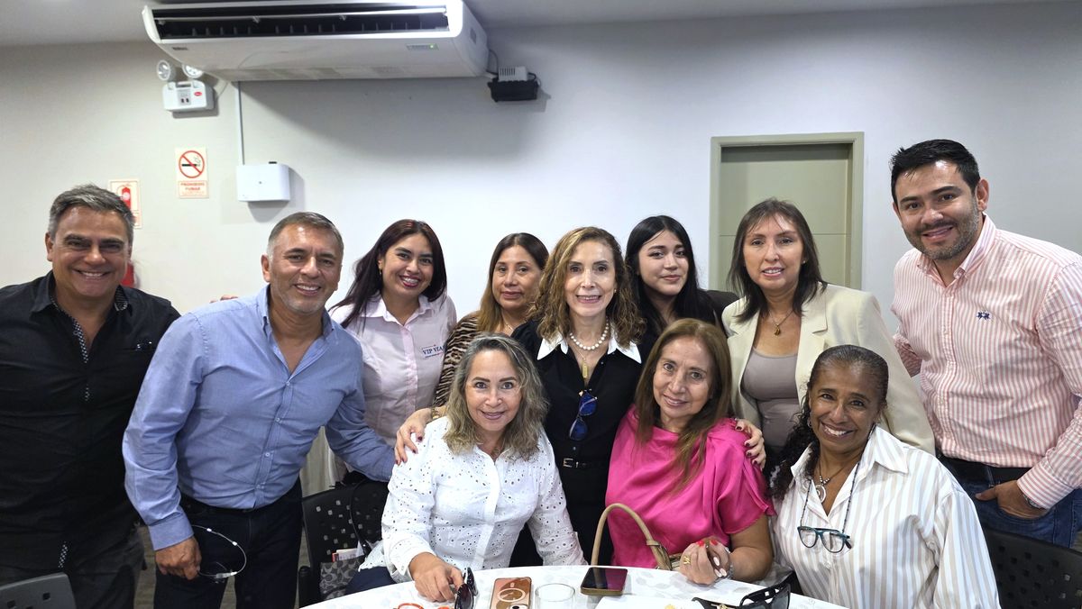 Mary Guizado y Sebasti&aacute;n Sep&uacute;lveda junto a agencias de viajes.