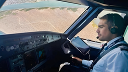 Te contamos la historia de Roger Castillo, el piloto distinguido por realizar un aterrizaje de emergencia en pleno vuelo Miami-Mérida de Viva Aerobus.