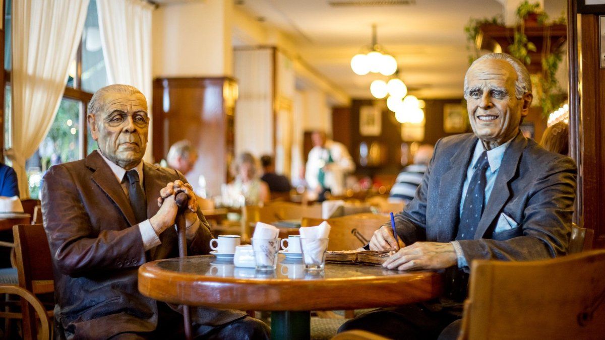 Esculturas de Jorge Luis Borges y Adolfo Bioy Casares en La Biela, el notable bar de Recoleta. Esculturas de Jorge Luis Borges y Adolfo Bioy Casares en La Biela, el notable bar de Recoleta.