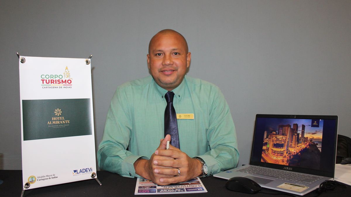 Julio César Lora, Gerente de Cuentas Internacionales del Hotel Almirante en la Caravana de Cartagena en Bogotá.