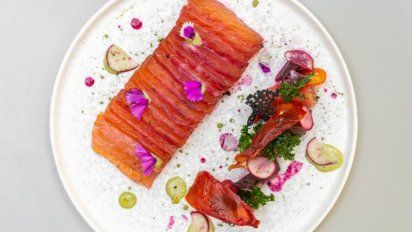 “Gravlax de SalmónHibiscus” es una de las mejores versiones del gravlax en la Ciudad.
