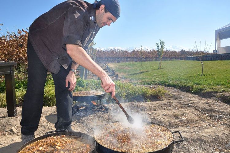 Una de las especialidades vernáculas, a base de productos regionales, es el locro.
