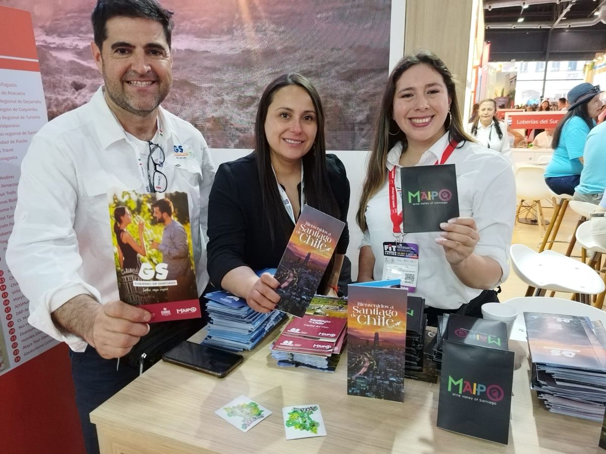 Juan Pablo Casorzo junto al equipo de la Corporación Regional Santiago presente en FIT. 