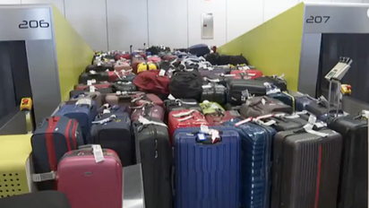 Maletas amontonadas en el aeropuerto de Tenerife por la huelga en el servicio de handling de Groundforce.