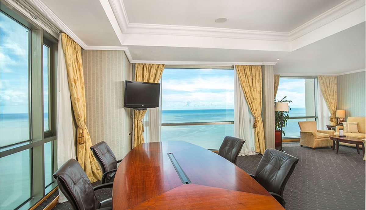 La habitación Executive Presidential Suite Ocean Front del hotel Catalonia Santo Domingo cuenta con su propio espacio para reuniones.