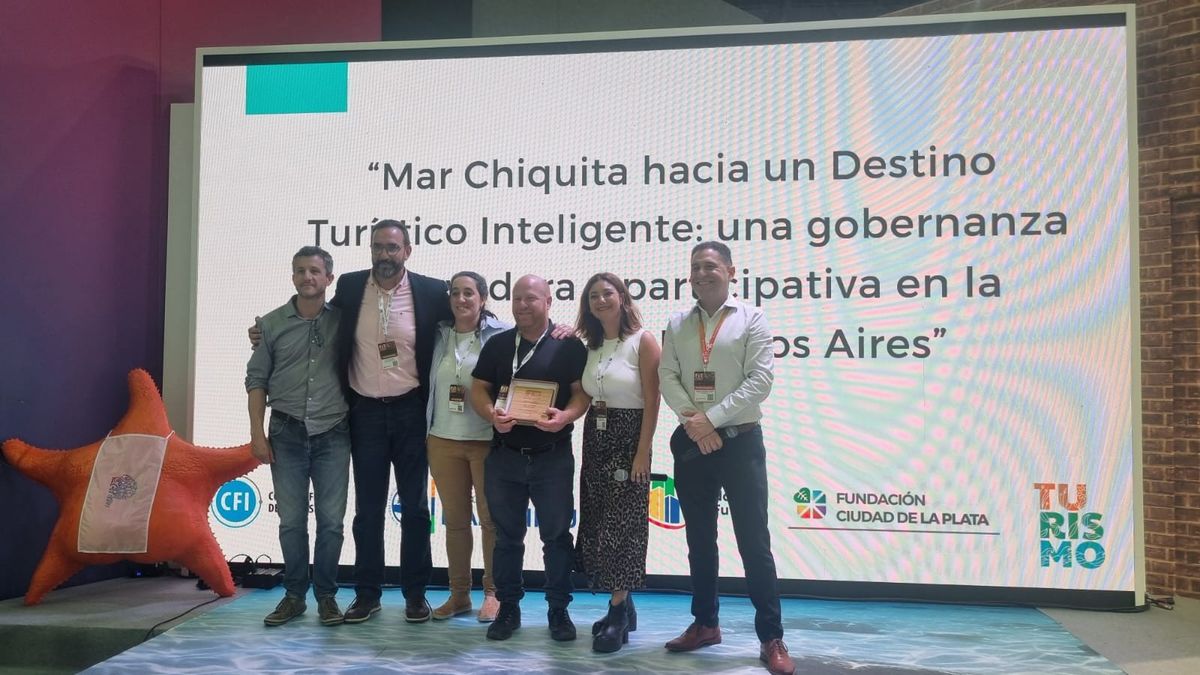 Los representantes de instituciones vinculada a DTI junto a Fátima Dell´ Acqua durante la presentación en el stand de Provincia de Buenos Aires.