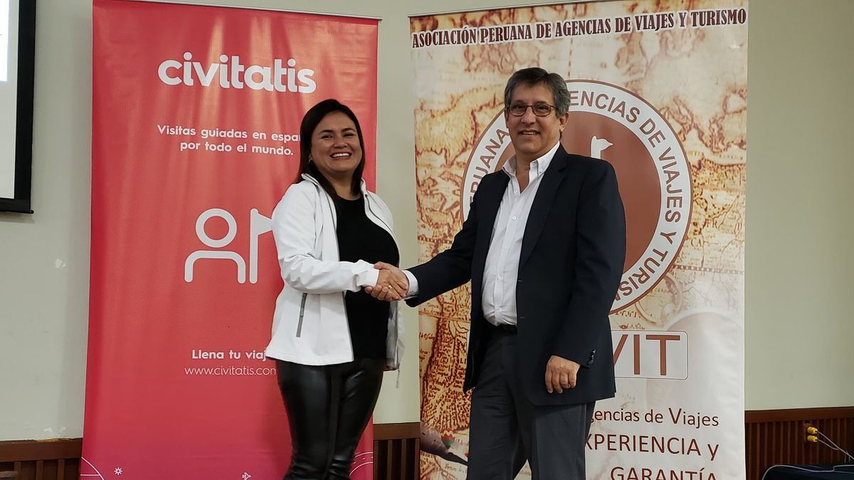 Vanessa Asencios, account manager B2B de Civitatis en Perú y Ricardo Acosta, presidente de Apavit.