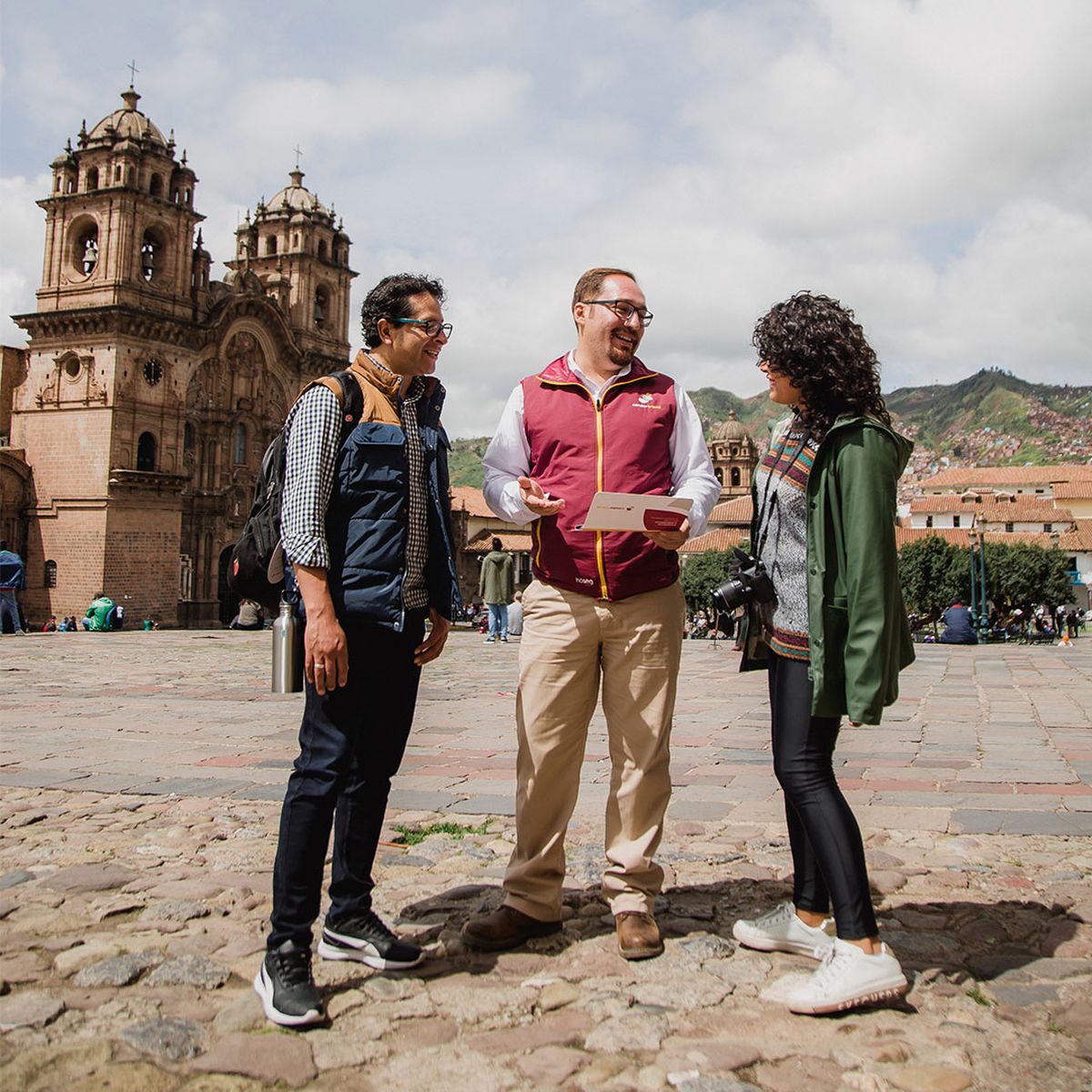 Guía de Condor Travel en recorrido turístico.