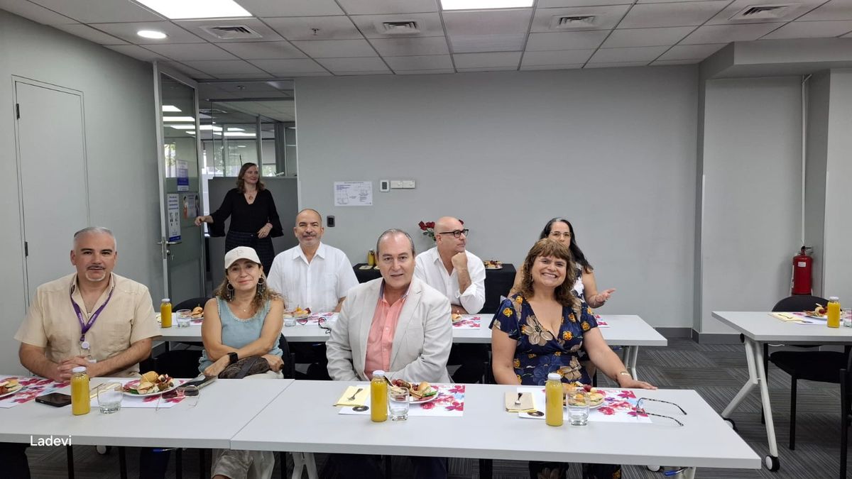 Representantes de turoperadores y autoridades de Cuba se reunieron en la oficina de Copa Airlines.