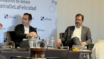 Carlos Muñoz, fundador y CEO de Volotea, y Javier Gándara, presidente de EasyJet para el sur de Europa, en una mesa redonda del Grupo HOTUSA. Carlos Muñoz, fundador y CEO de Volotea, y Javier Gándara, presidente de EasyJet para el sur de Europa, en una mesa redonda del Grupo HOTUSA.