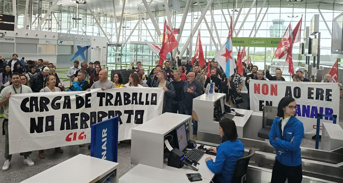 Decenas de personas han participado en una protesta en el Aeropuerto de Santiago-Rosalía de Castro.