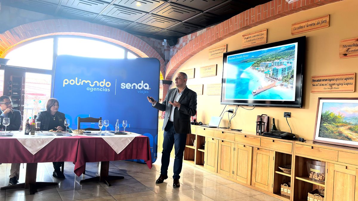 Jos&eacute; Armando Rojas, director de Ventas para Colombia y Ecuador de Sandals, durante capacitaci&oacute;n con Polimundo.