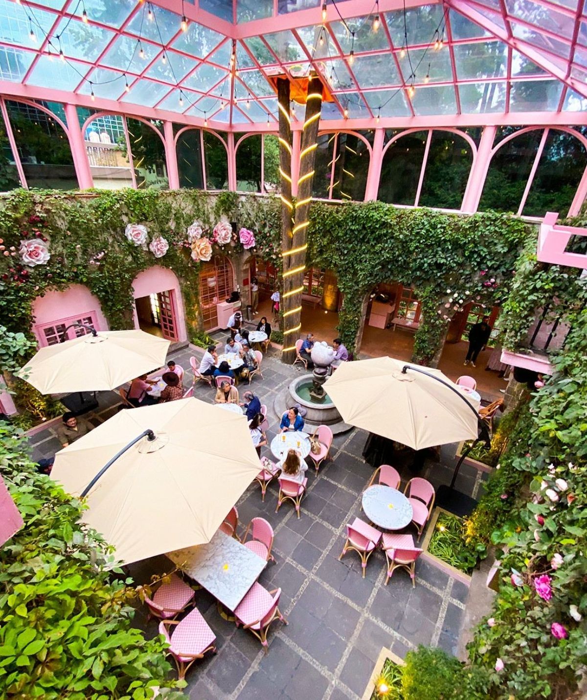 El menú de este café tiene 15 opciones dulces entre pasteles panqués mousse donas waffles y galletas preparadas con red velvet matcha y chocolate en todas sus formas.&nbsp; &nbsp;