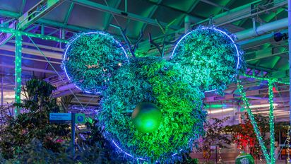 El parque temático EPCOT se viste de fiesta para celebrar la Navidad.