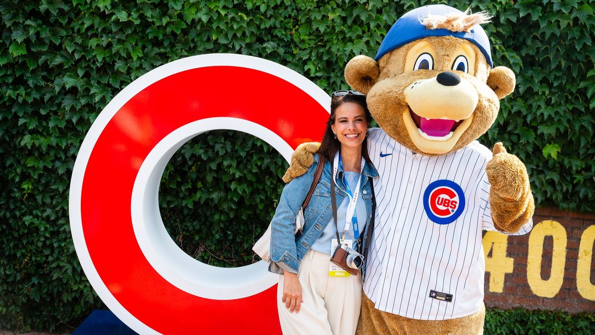 El evento para medios en Wrigley Field incluyó el encuentro con la mascota de los Chicago Cubs.