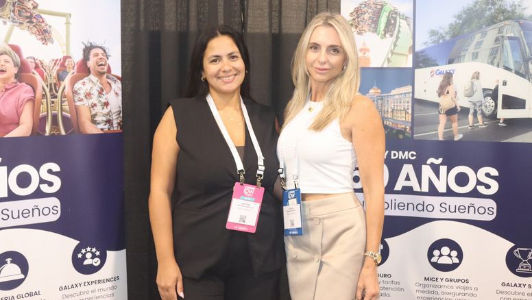 Martina Corbalán junto a Marisa Benavides, directora comercial de Galaxy Vacations, durante el encuentro del sector turístico.