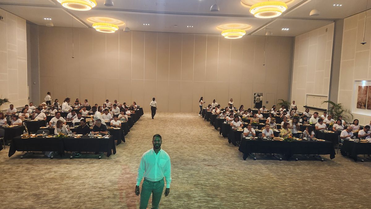 Lucas Gamboa, sale excecutive de Meliá Cuba, junto a los 100 agentes de viajes invitados a la convención.