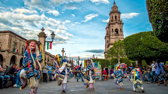La capital de Michoacán, Morelia, mezcla lo colonial con la modernidad.