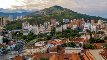 Santiago de Cali cuenta con distintos atractivos turísticos que te encantará conocer en un fin de semana. Santiago de Cali cuenta con distintos atractivos turísticos que te encantará conocer en un fin de semana.