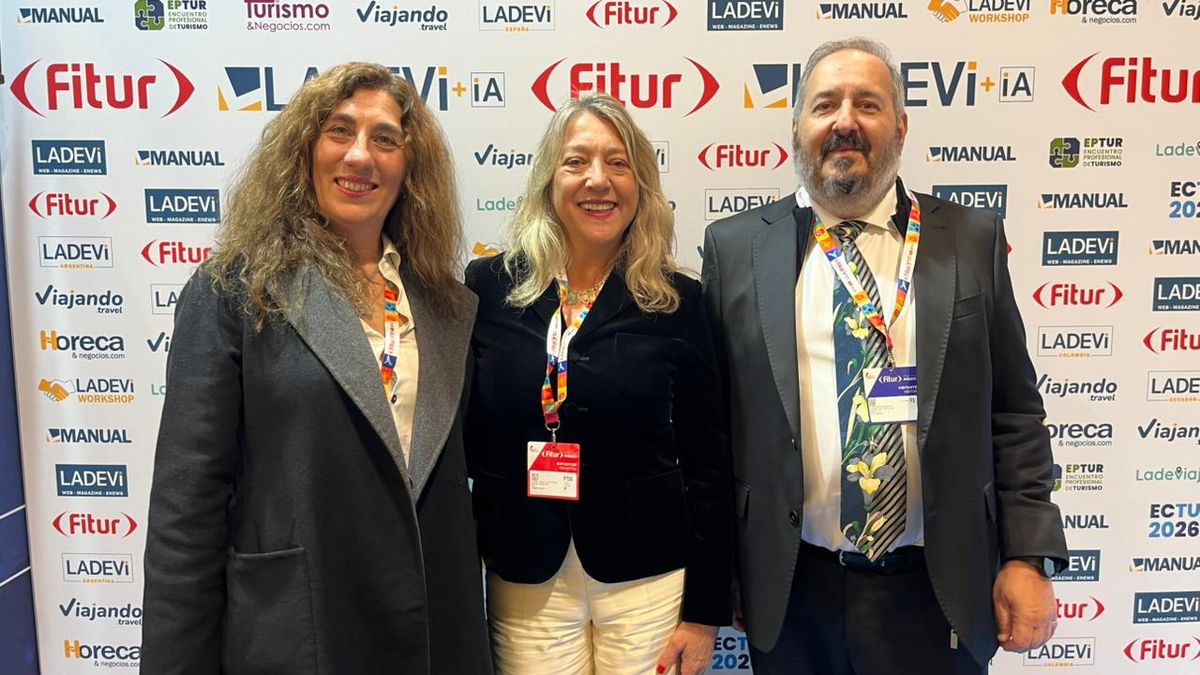 Lidia Rodríguez, directora de Ventas de Connecting Travel; junto a Claudia González, directora comercial de Ladevi; y Alejandro Zelesnak, director de Connecting Travel.
