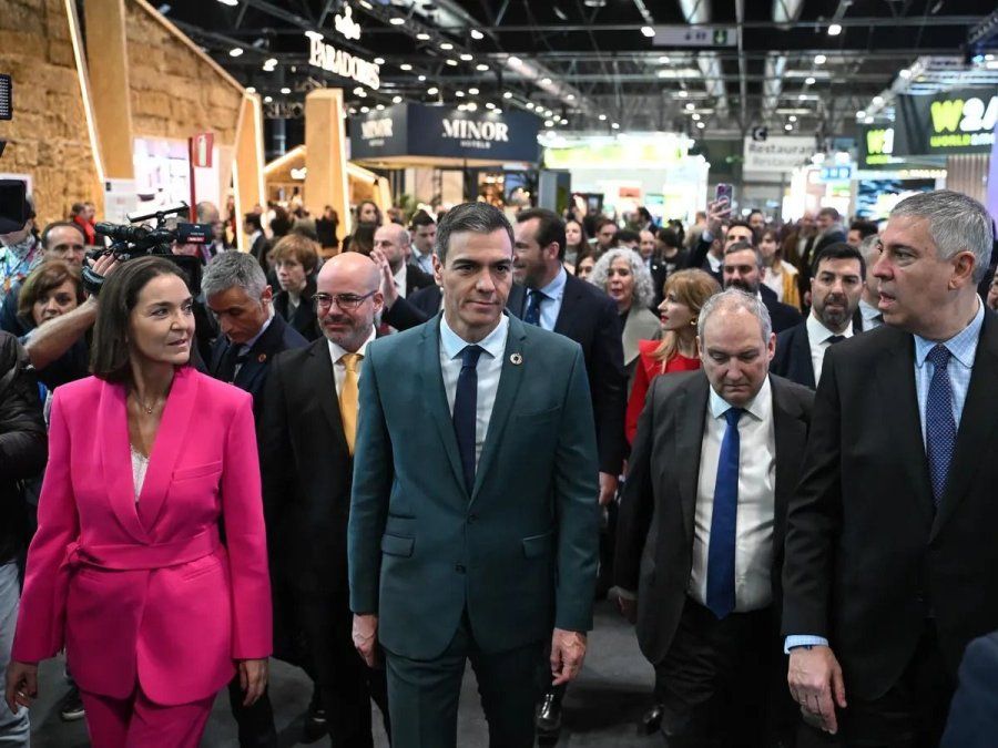 En Fitur, el presidente Pedro Sánchez les pidió a los españoles que viajen a Valencia. Apuesta a que el turismo fomente la recuperación de la Comunidad, tras la tragedia de la DANA.