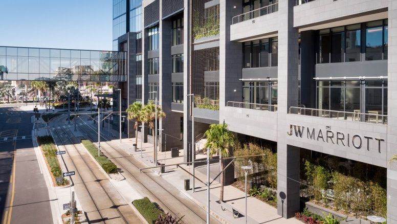 Las lujosas comodidades, los impresionantes espacios interiores y exteriores, y las impresionantes vistas bajo las estrellas inspiran asombro entre todos los huéspedes.