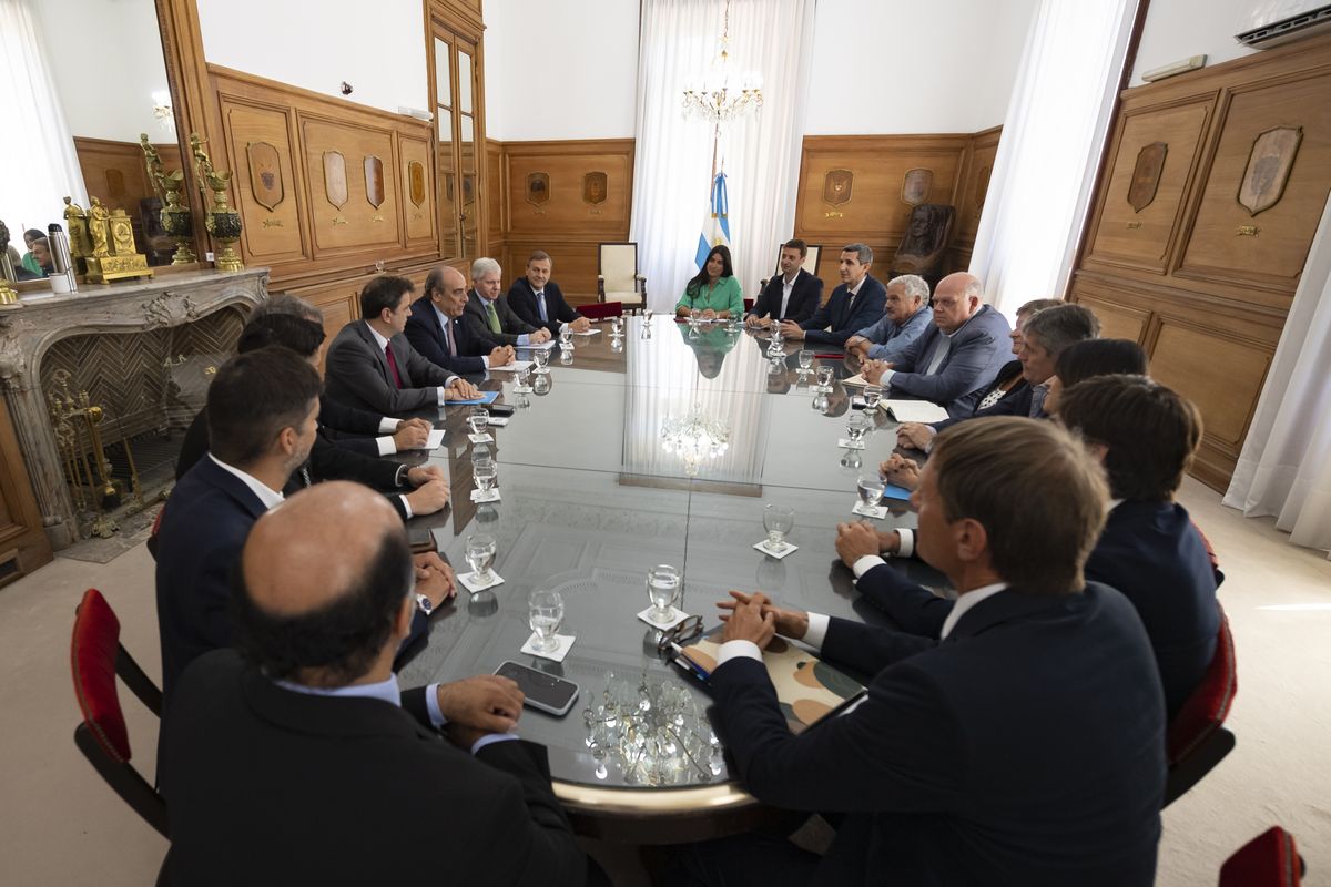 Primera reunión del ministro del Interior Guillermo Francos junto al equipo de subsecretarías entre las que está Yanina Martínez de Turismo - Ladevi Medios y Soluciones Primera reunión del ministro del Interior Guillermo Francos junto al equipo de subsecretarías entre las que está Yanina Martínez de Turismo