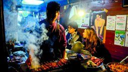 Aunque siempre ajetreado, el callejón Omoide Yokocho es un sitio imperdible en pleno Shinjuku.