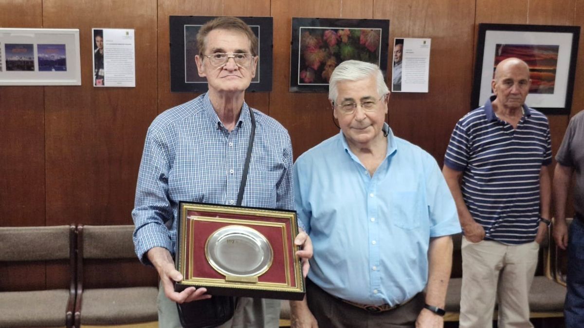 Juan Viziana, presidente de la UCIM de Mendoza, hace entrega de una placa de reconocimiento a Daniel Ariosto.&nbsp;