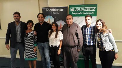 El equipo de Piamonte y Juliá Tours junto a los representantes de las turoperadoras.