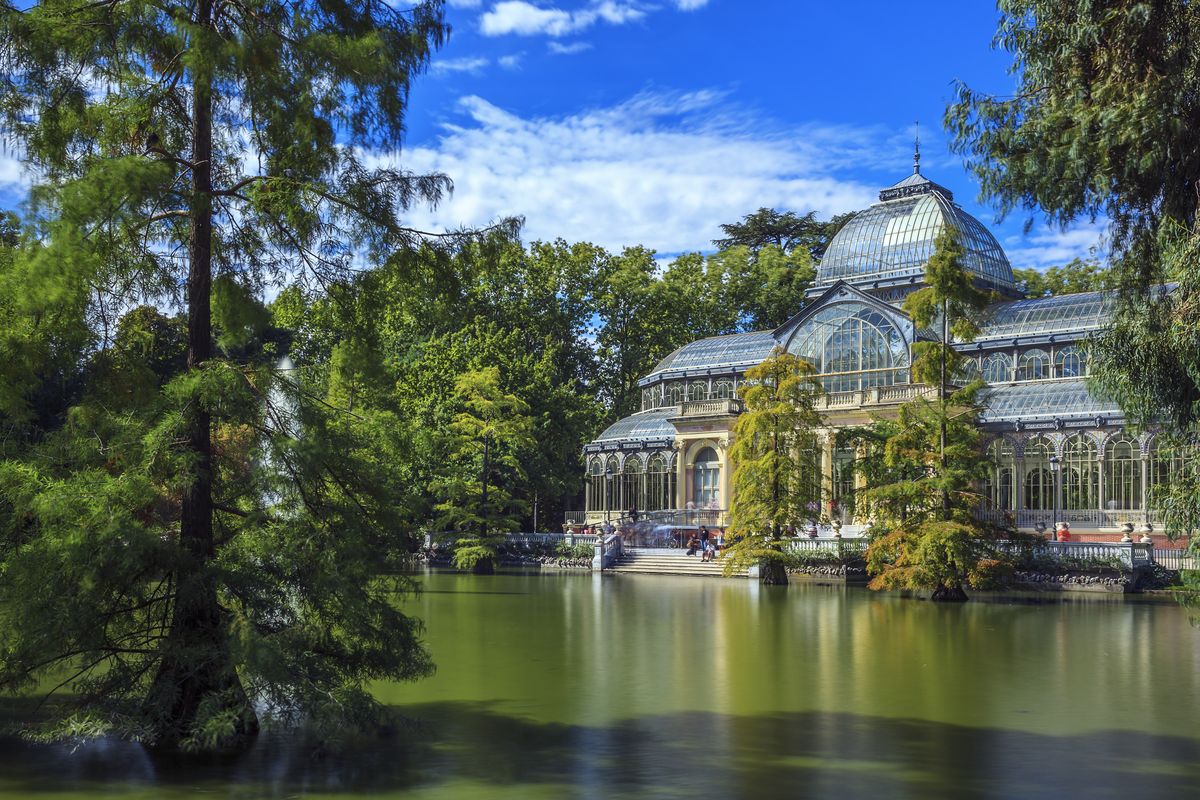 El Parque del Retiro es un hermoso lugar para relajarse y pasear en bote en Madrid.