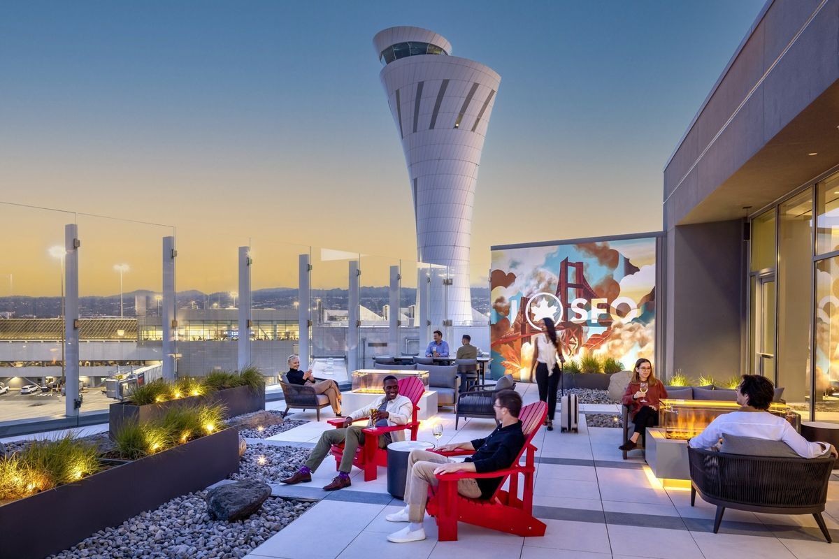 La terraza al aire libre del flamante Maple Leaf Lounge de Air Canada en el Aeropuerto Internacional de San Francisco.