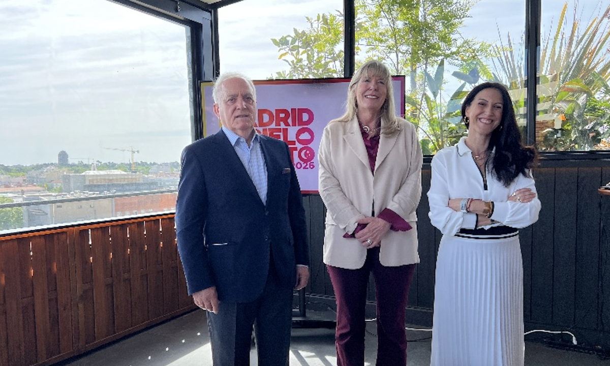 El presidente de la AEHM, Gabriel García Alonso; la directora general de Comercio y Hostelería del Área de Gobierno de Economía, Innovación y Hacienda del Ayuntamiento de Madrid, Olga María Ruiz Castillo; y la vicepresidenta ejecutiva de la patronal de hoteles madrileños AEHM, Mar de Miguel.