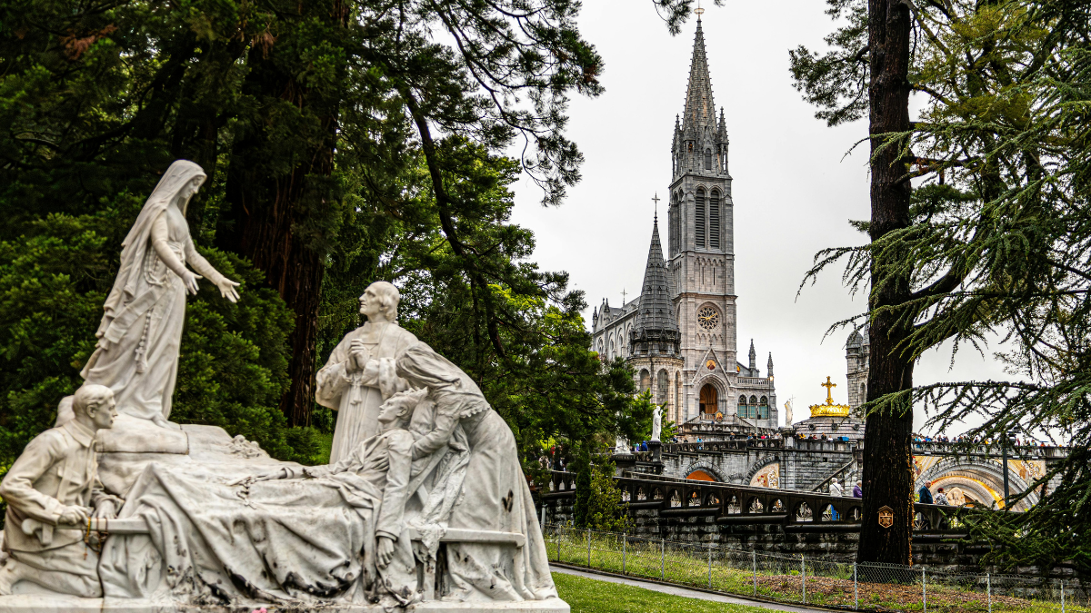 Lourdes te sorprenderá con sus impresionantes vistas a los Pirineos.