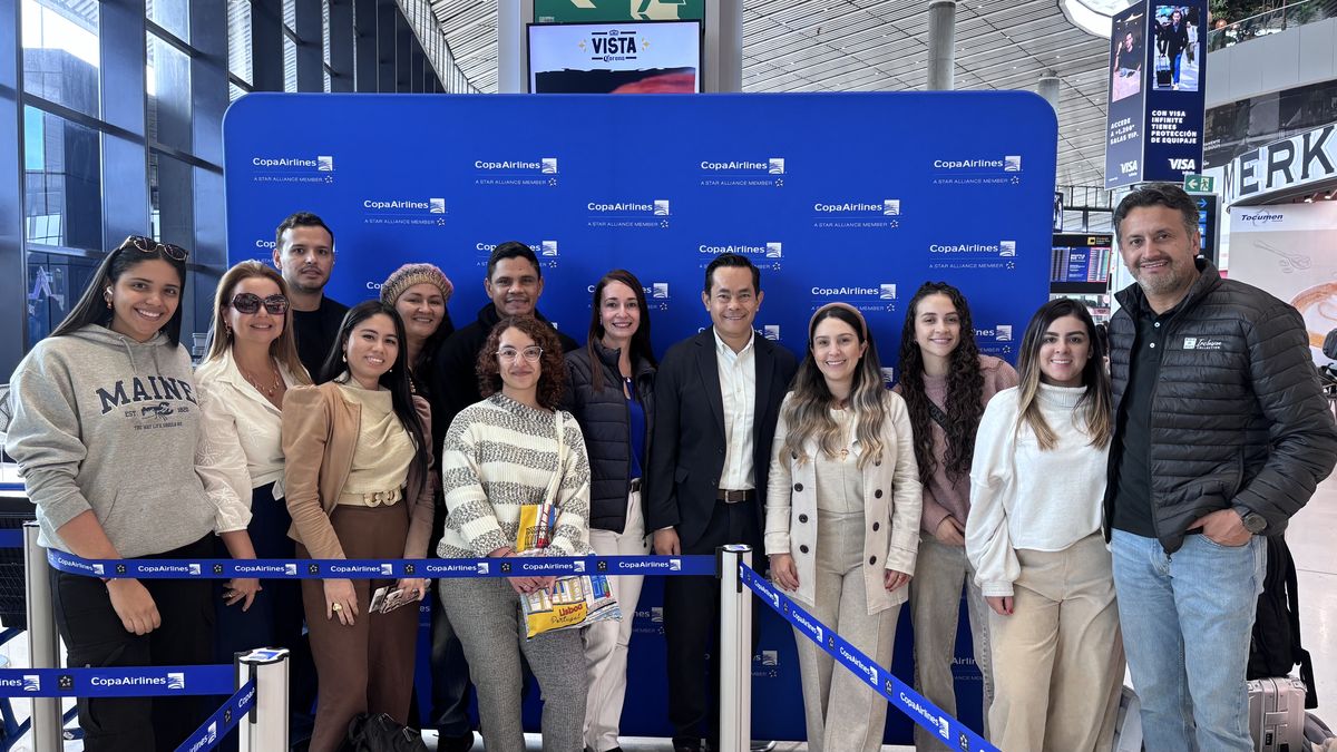 Representantes de Hyatt Inclusive Collection, Copa Airlines y&nbsp;la Oficina de Promoción de Los Cabos junto con los agentes de viajes ganadores de un viaje a Los Cabos.