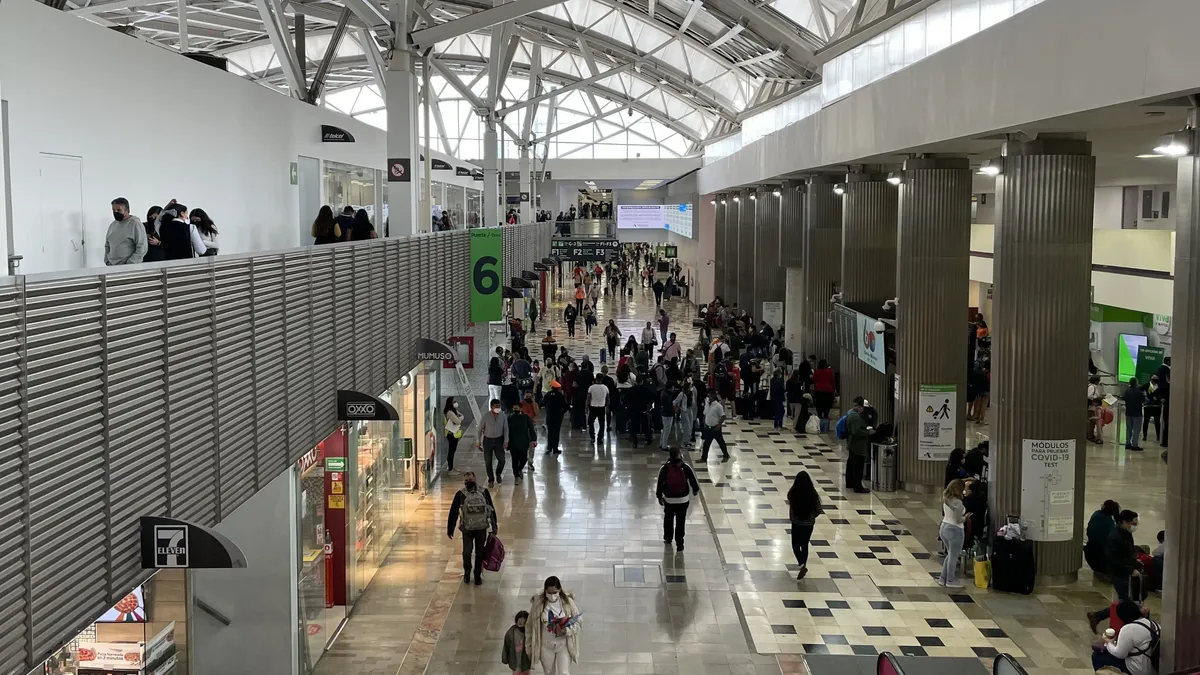 La única ruta de Volaris afectada por la medida del DOT es AICM-Newark, que no podrá iniciar operaciones el 2 de noviembre como estaba previsto. La única ruta de Volaris afectada por la medida del DOT es AICM-Newark, que no podrá iniciar operaciones el 2 de noviembre como estaba previsto.