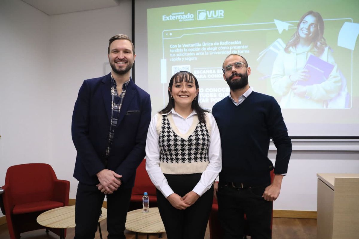 Felipe Cárdenas, presidente de la Cámara de la Diversidad; María Paula Díaz, coordinadora de redacción de Ladevi Colombia; y Juan Fernando Sansón, docente investigador de la Universidad Externado de Colombia.
