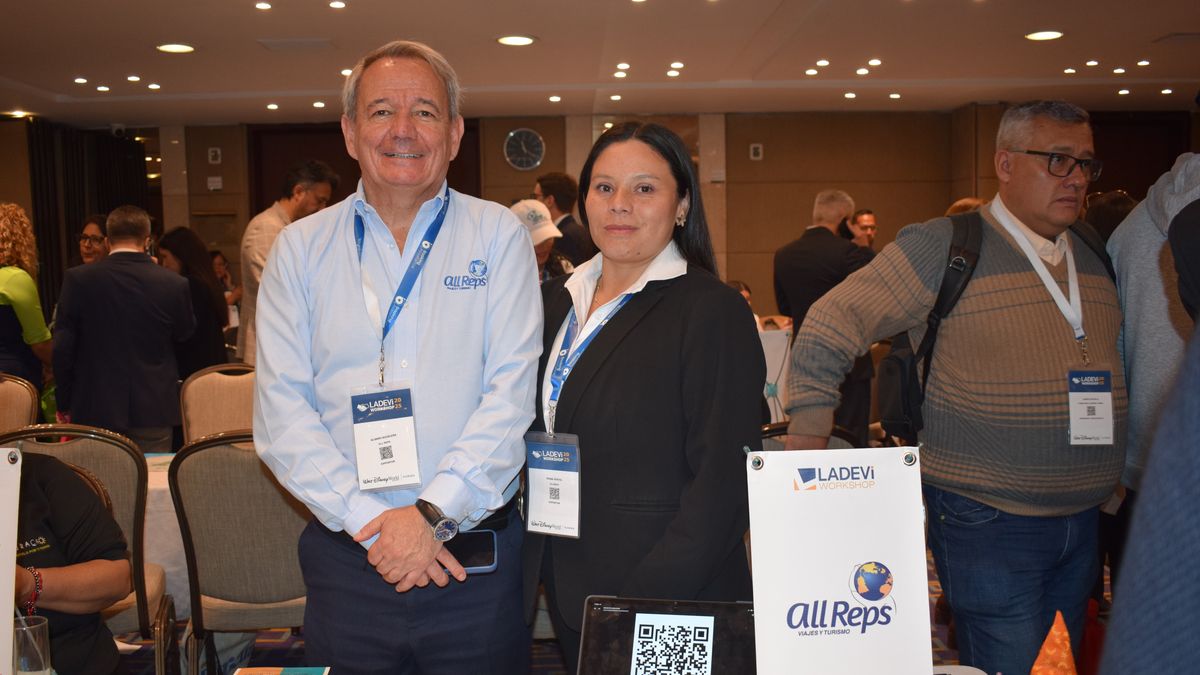 Álvaro Aguilera, director comercial de All Reps junto a su equipo, en el marco de Ladevi Wokrshop Bogotá.