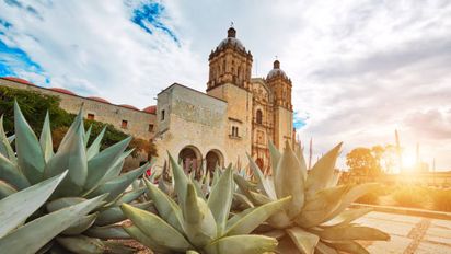 El centro de Oaxaca deslumbra con su encanto colonial y su herencia cultural. El centro de Oaxaca deslumbra con su encanto colonial y su herencia cultural.