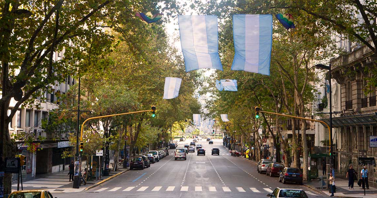 La Avenida de Mayo se caracteriza por su mezcla de estilos, desde art nouveau hasta neoclásico.
