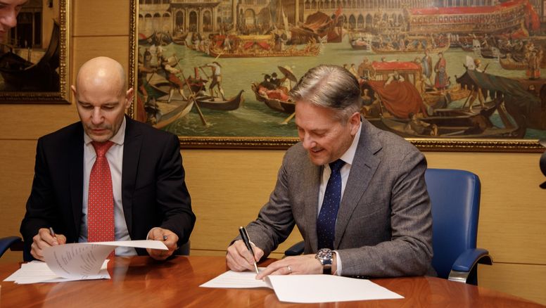 Marco Lunardi, vicepresidente sénior del astillero Marghera de Fincantieri; y Marc Kazlauskas, presidente de Norwegian Cruise Line, durante la ceremonia de firma.