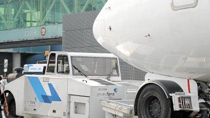 Aena firma los contratos del nuevo handling y lanza un órdago a Iberia