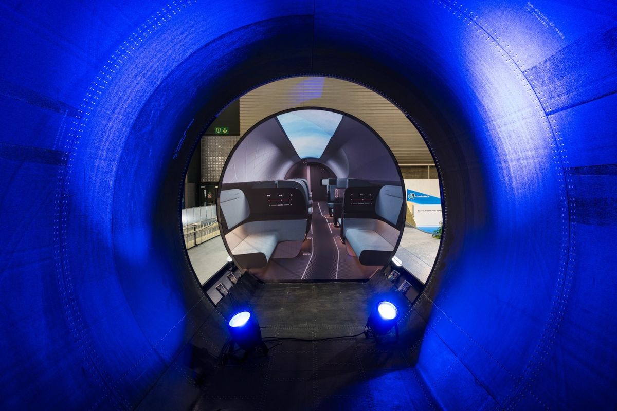 Interior del Hyperloop expuesto en el MWC 2023.